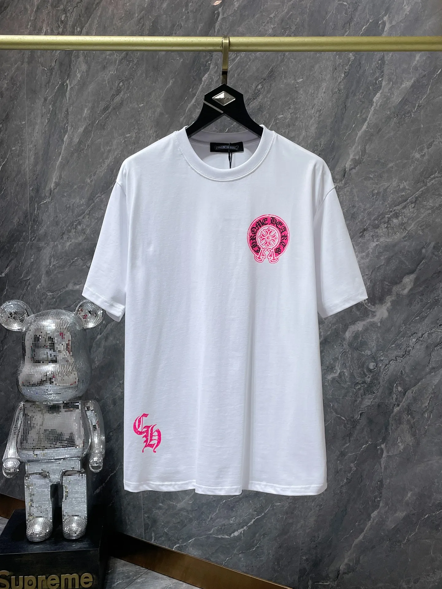 P144 New Chrome Hearts 25ss luminous version for summer! High-weight, environmentally friendly and high-quality top-quality fabric 260g~270g Crow distressed cross luminous short-sleeves. Counter synchronization. Re-engraved version 1:1. Recommended color: black, white. Size: S, M, L, XL.